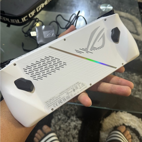 ASUS rog ally z1 extreme brand new condition all games are playing - Picture 1 of 11